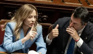 Roberto Vannacci in un evento politico con bandiere italiane