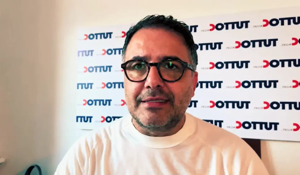 Microfono da cronista e taccuino in memoria del giornalista ucciso Luca Esposito