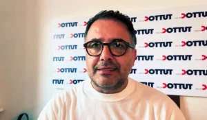 Microfono da cronista e taccuino in memoria del giornalista ucciso Luca Esposito
