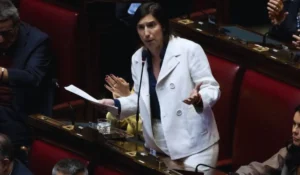 La segretaria del Partito Democratico Elly Schlein durante un intervento politico in un evento pubblico