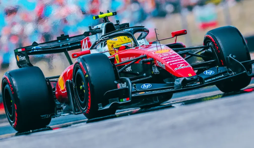 Ferrari di Lewis Hamilton e Charles Leclerc durante le prove libere del Gran Premio d’Ungheria all’Hungaroring