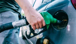 Pompa di benzina e gasolio, caro carburanti e discussione sulle accise