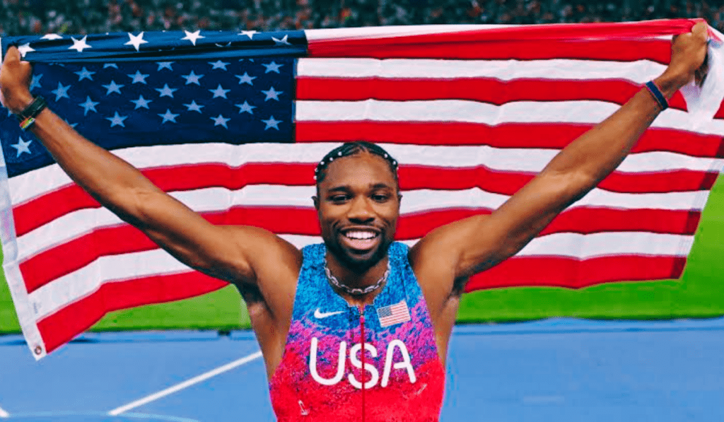 Noah Lyles esulta dopo aver vinto i 100 metri in 9.79 ai Campionati USA di New York.