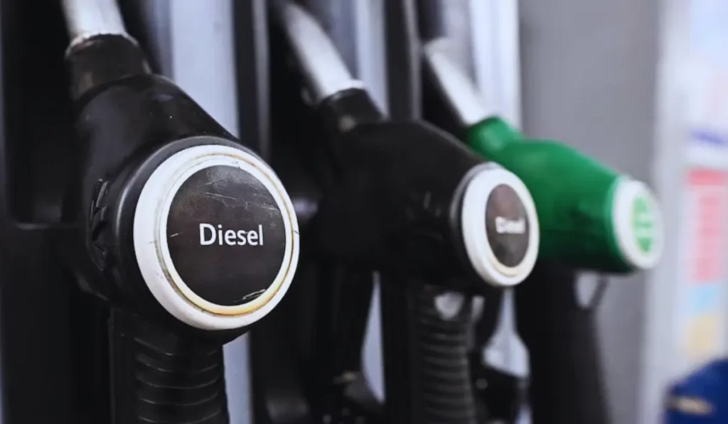 Automobilista fa rifornimento dopo il decreto sulle accise