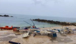 Lettini rovesciati dal vento sulla spiaggia del Passetto di Ancona