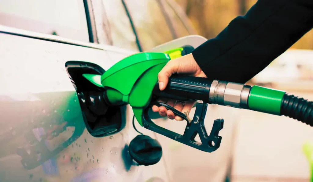 Distributore di carburante con focus sul prezzo del gasolio alle pompe di benzina in Italia