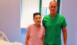 Paziente anziano sorridente dopo aver recuperato la vista con l'autotrapianto occhio Molinette.