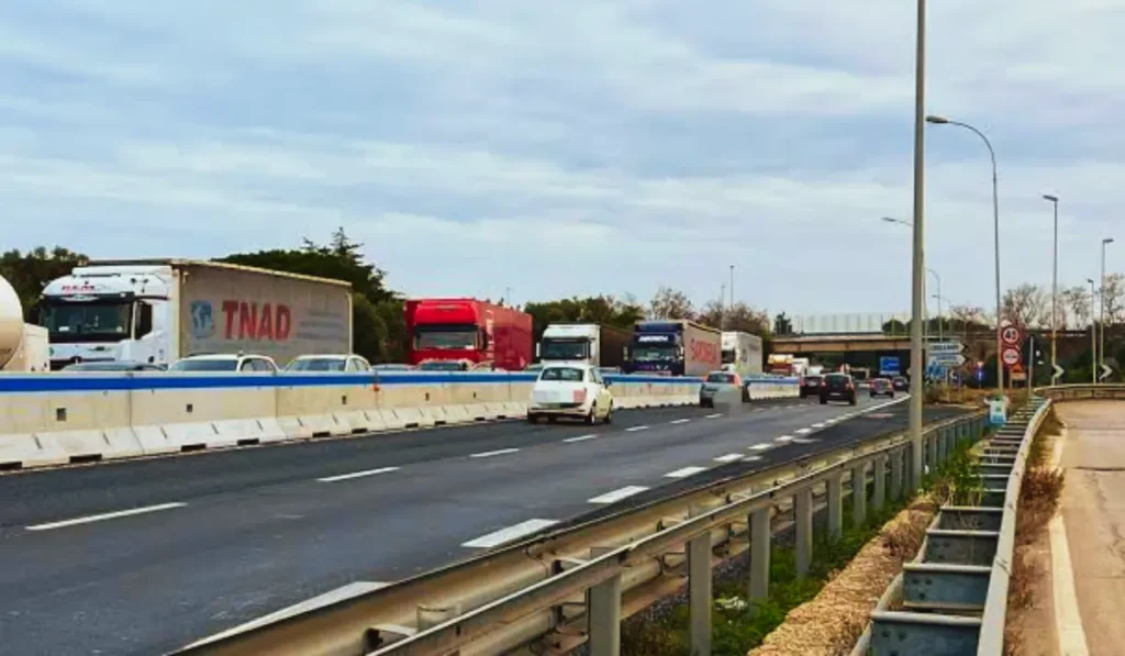 Balle di fieno aperte sulla carreggiata della Statale 16 a Fasano.