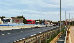 Balle di fieno aperte sulla carreggiata della Statale 16 a Fasano.