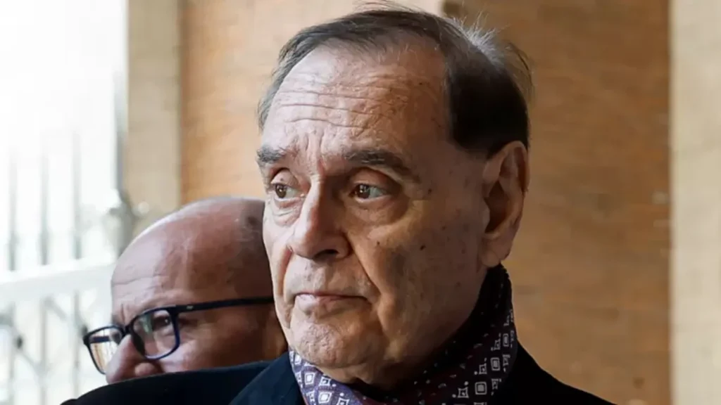 Clemente Mastella applaudito dai fedeli dopo le parole sulla sua malattia