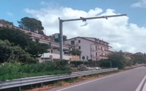 Segnaletica e dispositivo Sorpassometro lungo la Tirrena Inferiore