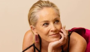 Sharon Stone durante un'intervista in cui racconta il suo percorso di rinascita dopo l'ictus del 2001.